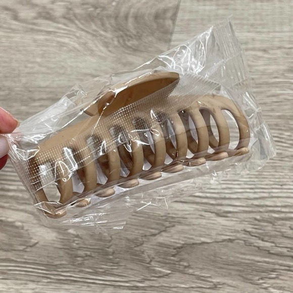 NEW Matte Hair Claw Clips 4 Pack in Milk Coffee and Beige - Picture 3 of 14